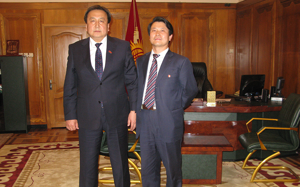 時任吉爾吉斯斯坦共和國議長阿森別克接見劉雁飛董事長