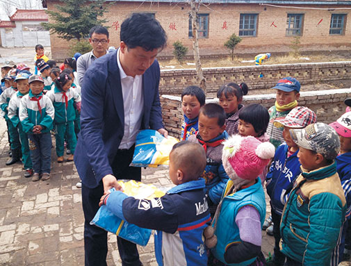 集團青海公司向玉樹藏族小學捐贈衣物