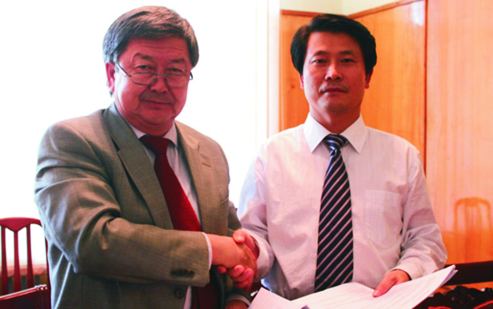 劉雁飛董事長與時任吉爾吉斯斯坦總理的久勒多舍維奇簽訂合作協議